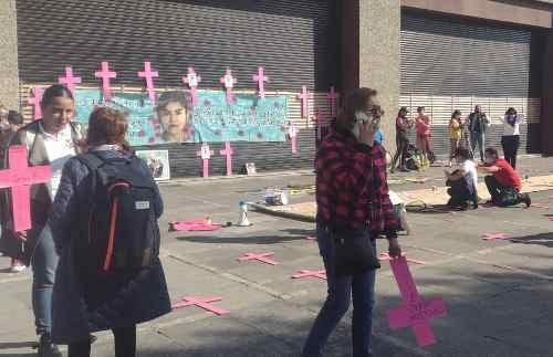 Familiares de víctimas de feminicidio en Edomex reprueban con protesta, decisión de la fiscalía mexiquense